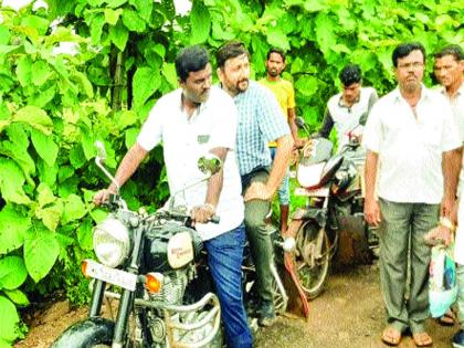 ... and the collectors rushed to the affected village by motorcycle | ...आणि जिल्हाधिकाऱ्यांनी मोटारसायकलवरून गाठले दरडग्रस्त गाव, १५० ग्रामस्थांना हलवले सुरक्षित ठिकाणी