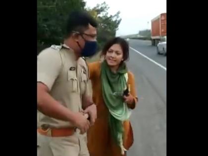 The woman was drunk and abused the police in mumbai -agra highway dhule | भररस्त्यात महिलेचा दारु पिऊन धिंगाणा, पोलिसांना अरेरावी अन् शिवीगाळ The woman was drunk and abused the police in mumbai -agra highway dhule | भररस्त्यात महिलेचा दारु पिऊन धिंगाणा, पोलिसांना अरेरावी अन् शिवीगाळ