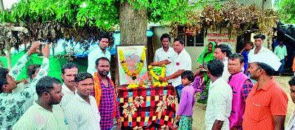 Mother Manuni worships nature, the sun ... | निसर्गाला आई मानुनी, पूजा करतो सूर्याची...