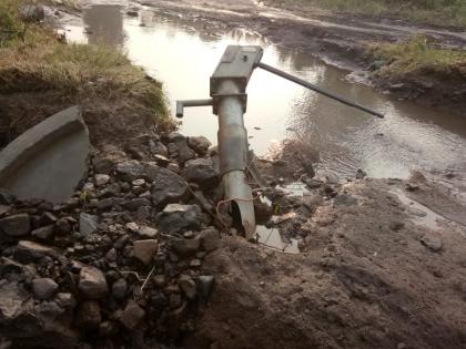 The rain carried the handpump along with the crops | पावसाने पिकांसह हातपंप गेला वाहून