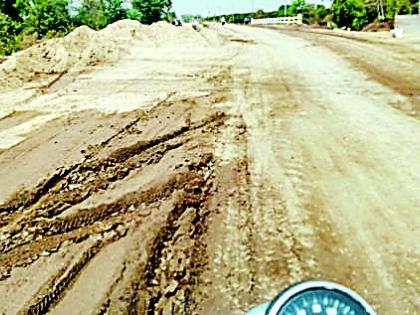 The soil instead of the mooring on the concrete road | काँक्रीट रस्त्यावर मुरूमऐवजी माती