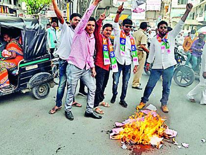 'Pay and Park' receipt books were burnt | ‘पे अँड पार्क’ची पावती पुस्तके जाळली