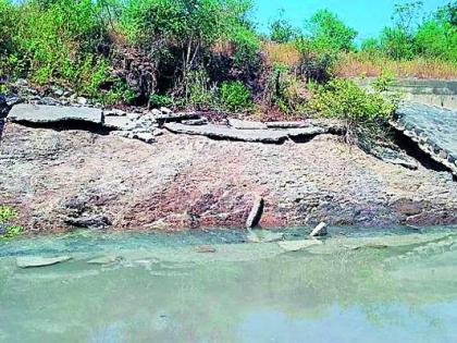 The canals were destroyed by the flooding of the canals | कालवे बुजले गाळाने, अस्तरीकरणही उखडले