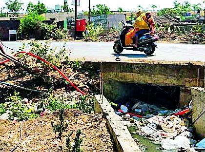 Civilians suffer from the sewage flowing through the prison | जेलमधून वाहणाऱ्या सांडपाण्याने नागरिक त्रस्त