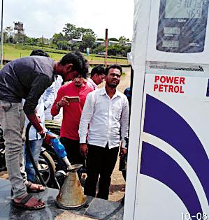 The petrol pump checked by the customers | चिखलदºयात ग्राहकांनीच तपासले पेट्रोल पंप The petrol pump checked by the customers | चिखलदºयात ग्राहकांनीच तपासले पेट्रोल पंप