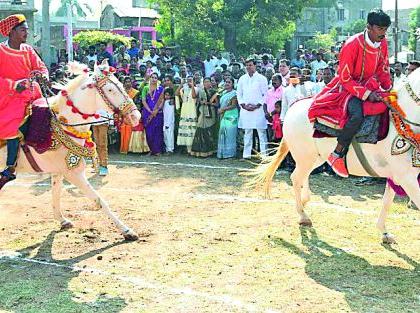 A Rengna ceremony at Badnera, Gajanan Bhakta's crowd | बडनेरा येथे रिंगण सोहळा, गजाननभक्तांची गर्दी