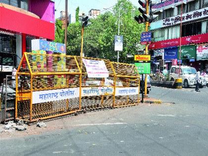 Road barricades, invitations to accidents | रस्त्यावरील बॅरिकेडिंग, अपघातांना निमंत्रण