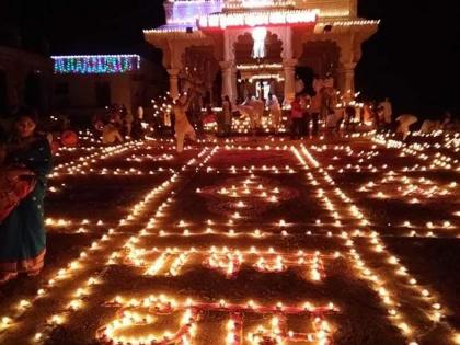 Pavandham's 'Deep pillar' shined with 11 thousand lights! | ११ हजार दिव्यांनी पावनधामचा ‘दीपस्तंभ’ उजळून निघाला !