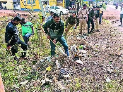 Bundle of cleanliness in the hands of the security bands | सुरक्षेचे दंडुके पेलवणाऱ्या हातात स्वच्छतेसाठी झाडू