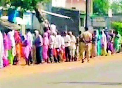 Half km line of customers in front of the bank at Sihora | सिहोरा येथे बँकेसमोर ग्राहकांची अर्धा किमी रांग