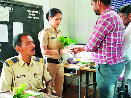 Dighori police felicitated and sentimental emotion | अन् सत्काराने दिघोरीचे पोलीस झाले भावूक Dighori police felicitated and sentimental emotion | अन् सत्काराने दिघोरीचे पोलीस झाले भावूक