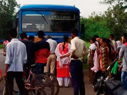 The bus was seriously injured in the bus | बसची दुचाकीला धडक तरूणी गंभीर जखमी