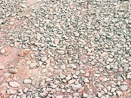 Asphalt the road from Andhalgaon to Dhusala | आंधळगाव ते धुसाळा रस्त्याचे डांबरीकरण करा