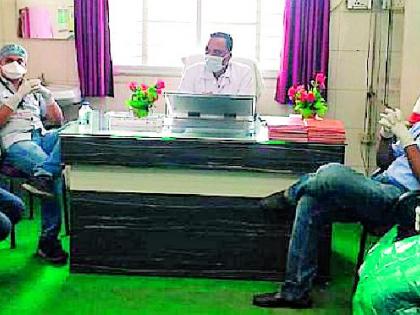 Doctors win patients' minds by saying 'I am' | ‘मी आहे ना’, असे सांगत डॉक्टर जिंकतात रुग्णांची मने Doctors win patients' minds by saying 'I am' | ‘मी आहे ना’, असे सांगत डॉक्टर जिंकतात रुग्णांची मने