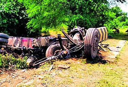 One killed, two seriously injured in a truck accident in Rajegaon | राजेगाव येथे ट्रक अपघातात एक ठार, दोन गंभीर