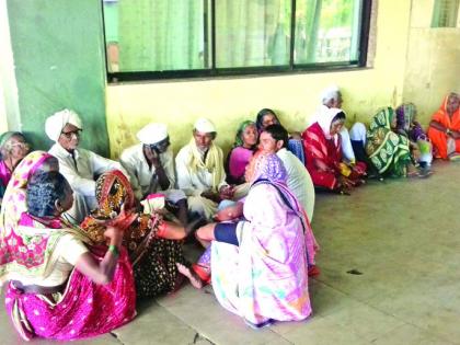 For ST's 'smart card'; The elderly people have to sit and wait in Buldhana | एसटीच्या ‘स्मार्ट कार्ड’साठी खडतर प्रवास; वृद्धांना बसावे लागते ताटकळत