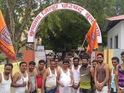 MNS Half-naked movement in front of Buldhana Jilha Parishad | बुलडाणा : रस्त्यांच्या दुरुस्तीसाठी मनसेचे जि. प. समोर अर्धनग्न आंदोलन