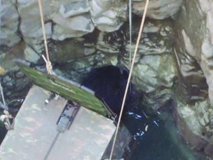 Forest department gives life to a bear that falls into a well! | विहिरीत पडलेल्या अस्वलास वन विभागाने दिले जीवदान!