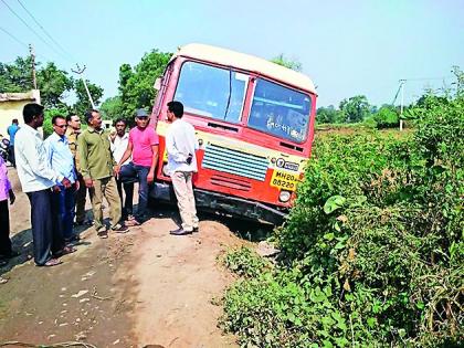  The bus caught in the ditch, saved 20 passengers | खड्ड्यात फसली बस, २० प्रवाशांना वाचविले