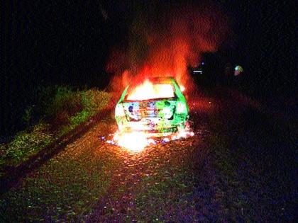 Nandurashrote: Disaster shown by the driver; The Burning Car on the Runaway Car Beiricha Wavi Street! | नांदूरशिंगोटे : चालकाने दाखविले प्रसंगावधान; धावती कार बेचिराख वावी रस्त्यावर ‘द बर्निंग कार’!