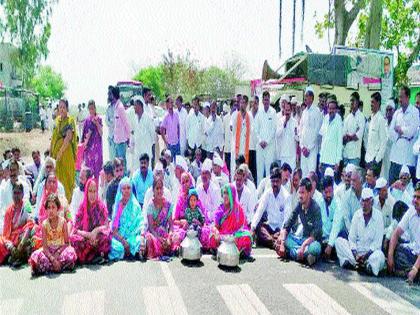 Pangri: Stop the road to the Chhava Sanghatana demanding the milk price hike and water tankers in the east | पांगरी : दूध दरवाढ व पूर्व भागात पाण्याचे टॅँकर सुरू करण्याची मागणी छावा संघटनेचा रास्ता रोको