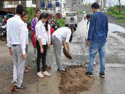 Students dig ditches along Mehun Lake Road | विद्यार्थ्यांनी बुजविले मेहरूण तलाव मार्गावरील खड्डे