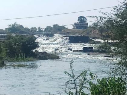 Massive water flow from the dam | धरणातून पाण्याचा मोठ्या प्रमाणावर विसर्ग सुरुच