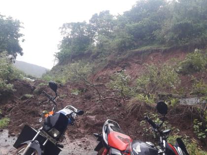 Landslide at Darewadi cut off communication | दरेवाडी येथे भूस्खलन झाल्याने संपर्क तुटला