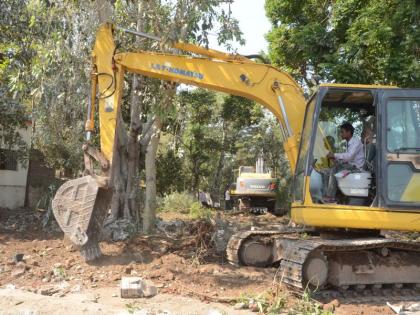 Proposed road construction in Dhule city garden collapses for work | धुळे शहरातील प्रस्तावित रस्ते कामासाठी उद्यान जमीनदोस्त