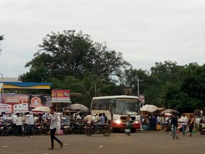 Private vehicle towing to Deola bus station | देवळा बसस्थानकाला खासगी वाहनांचा वेढा