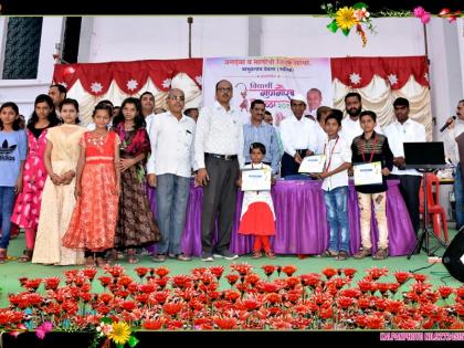 Honorable students of Nandgaon School felicitated | नांदगाव शाळेतील गुणवंत विद्यार्थ्यांचा सत्कार