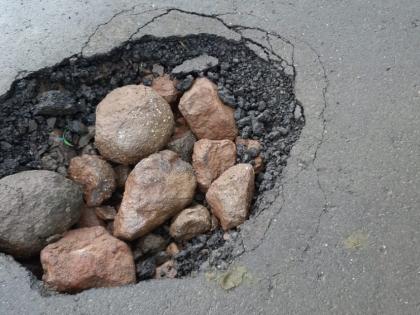 Plight of roads in the southern part of Trimbakeshwar taluka | त्र्यंबकेश्वर तालुक्यातील दक्षिण भागात रस्त्यांची दुर्दशा