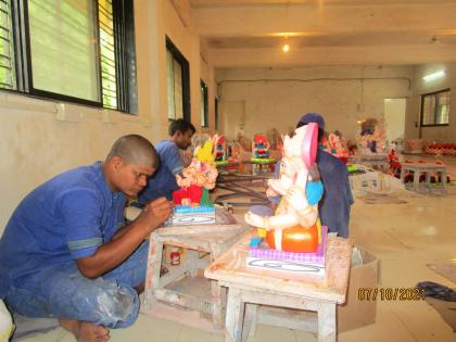 Prisoners' hands are busy decorating the 'disruptor' | कारागृहातील कैद्यांचे हात ‘विघ्नहर्त्या’च्या सजावटीत व्यस्त