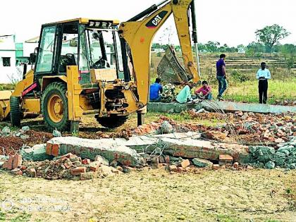 The municipal cleared of the encroachments | पालिकेने हटविले पक्के अतिक्रमण The municipal cleared of the encroachments | पालिकेने हटविले पक्के अतिक्रमण