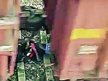 Youth rescued by passing train freight from the premises | अंगावरून रेल्वे मालगाडी जाऊनही बचावला युवक Youth rescued by passing train freight from the premises | अंगावरून रेल्वे मालगाडी जाऊनही बचावला युवक
