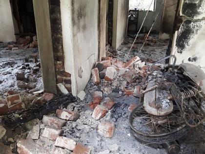 Naxals set fire to forest ranger's residence in Gadchiroli district | गडचिरोली जिल्ह्यात नक्षल्यांनी जाळले वनपरिक्षेत्र अधिकाऱ्याचे निवासस्थान