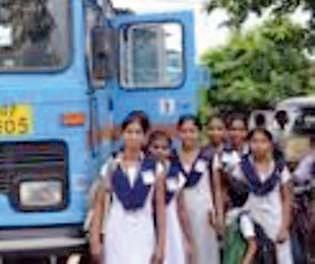 Thousands of girl students 'bus pass' | हजारो विद्यार्थिनींना ‘बस पास’चा भुर्दंड