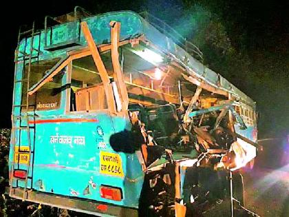 The truck sat in the crash | अपघातात ट्रकने बसला चिरले