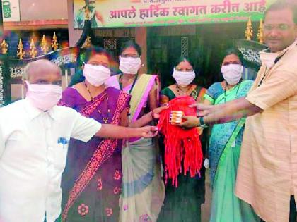 Distribute wax and soap to villagers | गावकऱ्यांना माक्स व साबण वाटप