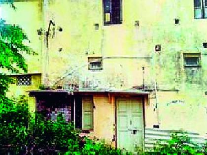 Nip's angle to the dilapidated constructions | जीर्ण बांधकामांकडे न.प.चा कानाडोळा