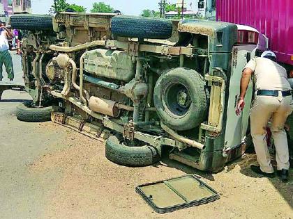 Police vehicles hit the container: three injured | पोलीस वाहनाची कंटेनरला धडक : तीन जण जखमी