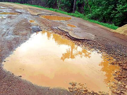 Road plight due to Overload traffic | ओव्हरलोड वाहतुकीमुळे रस्त्याची दुर्दशा