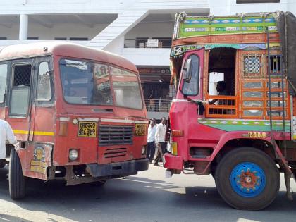 Due to single traffic, jam increases | एकेरी वाहतुकीमुळे कोंडी वाढतेय!