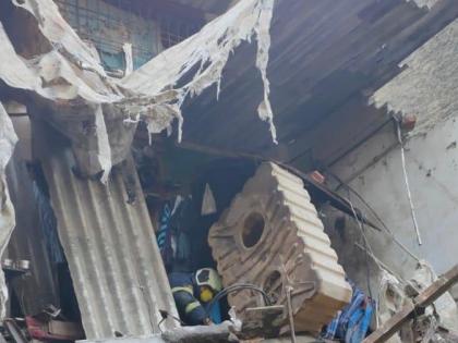 Part of house collapses at Kandivali, 2 injured | कांदिवली येथे घराचा भाग कोसळून २ जखमी