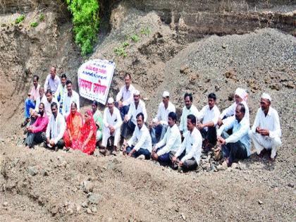 Fasting Against Illegal Sand Rampage | अवैध वाळू उपशाविरुद्ध नदीपात्रात उपोषण