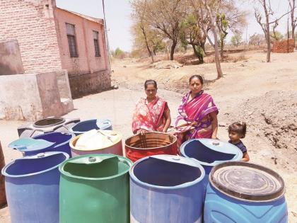 Who has gone to tanker town? : Women are not allowed to supply water | टँकर गेले कुण्या गावा ? : पाणीपुरवठा नसतानाही महिलांच्या घेतल्या सह्या