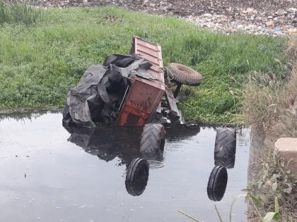 Sivanadi with tractor trolley after hitting the bridge | पुलावर धडक दिल्याने ट्रॅक्टर ट्रॉलीसह शिवनदीत