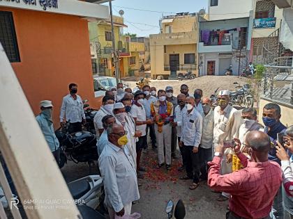 Coronation-free doctor welcomed by Lohonerkar | कोरोनामुक्त डॉक्टरांचे लोहोणेरकरांकडून स्वागत