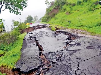 Road collapsed in a meadow | म्हैसवळण घाटातील रस्ता खचला