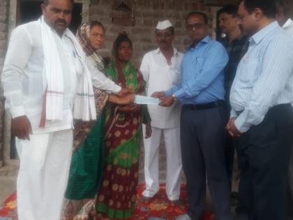 Four lakhs of check of money from the government to the family of the deceased farmer | वीज पडून मृत्यू झालेल्या शेतकऱ्याच्या कुटुंबाला शासनाकडून मदतीचा चार लाखाचा धनादेश